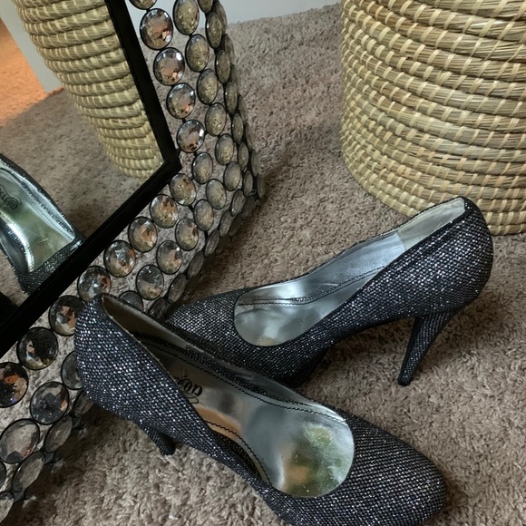 Heels - Picture 4 of 4